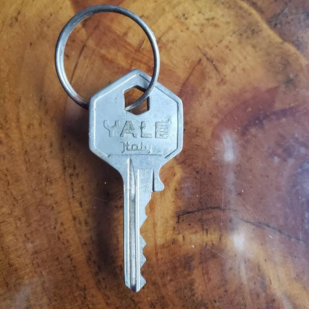 vintage yale Italy padlock key
